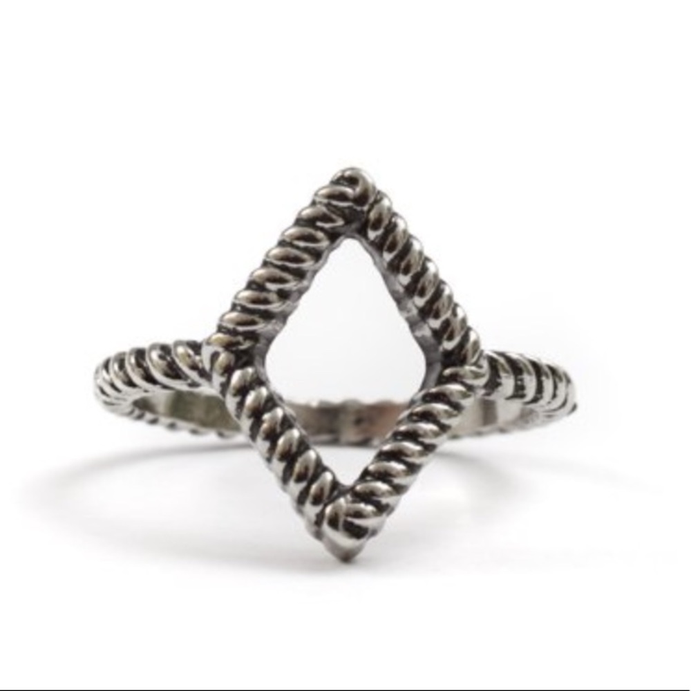 NWT BOUTIQUE TWISTED ROPE RING
